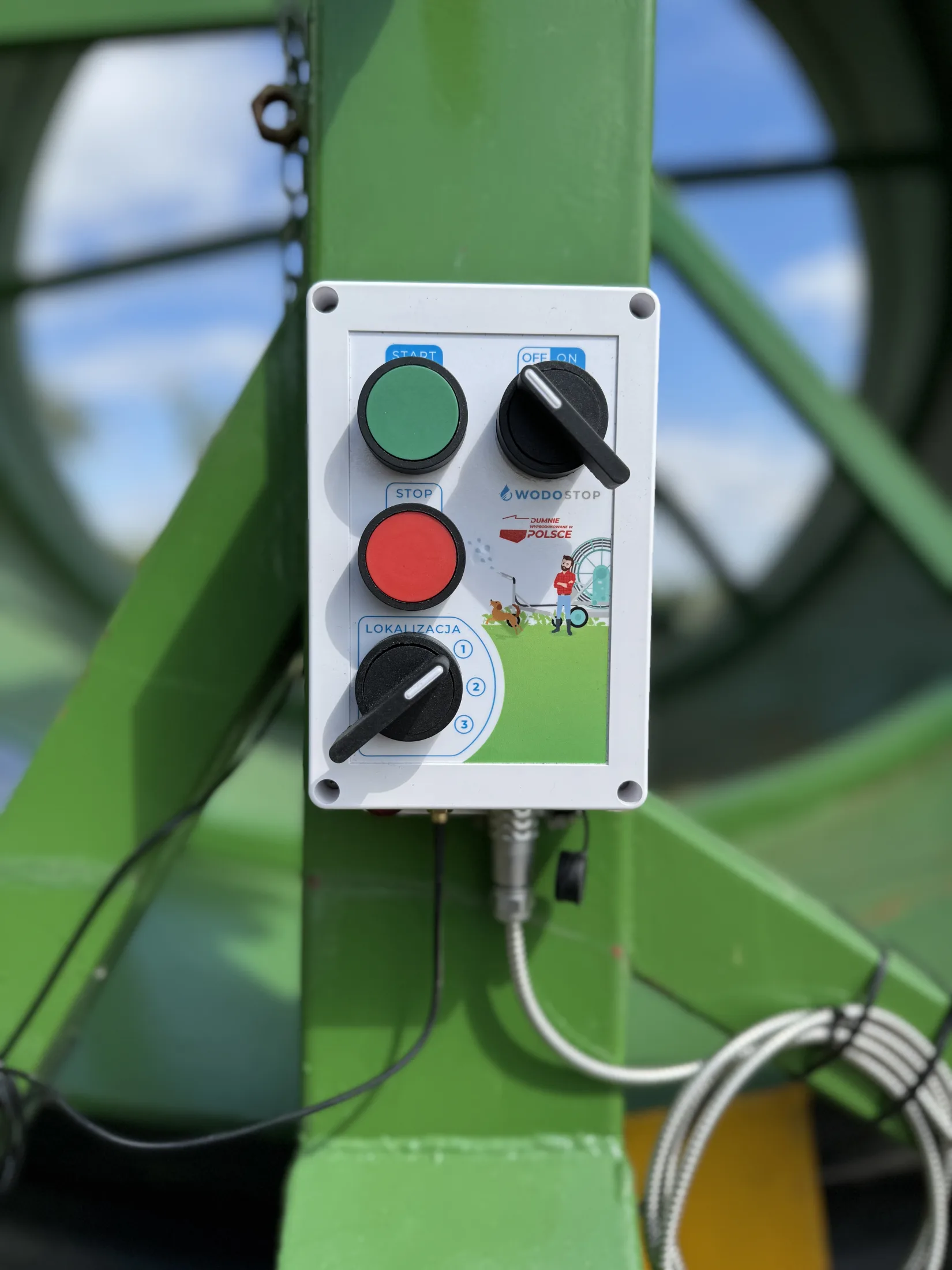 Panel sterujący WODOSTOP z bliska z przyciskami i wybierakiem pompy
