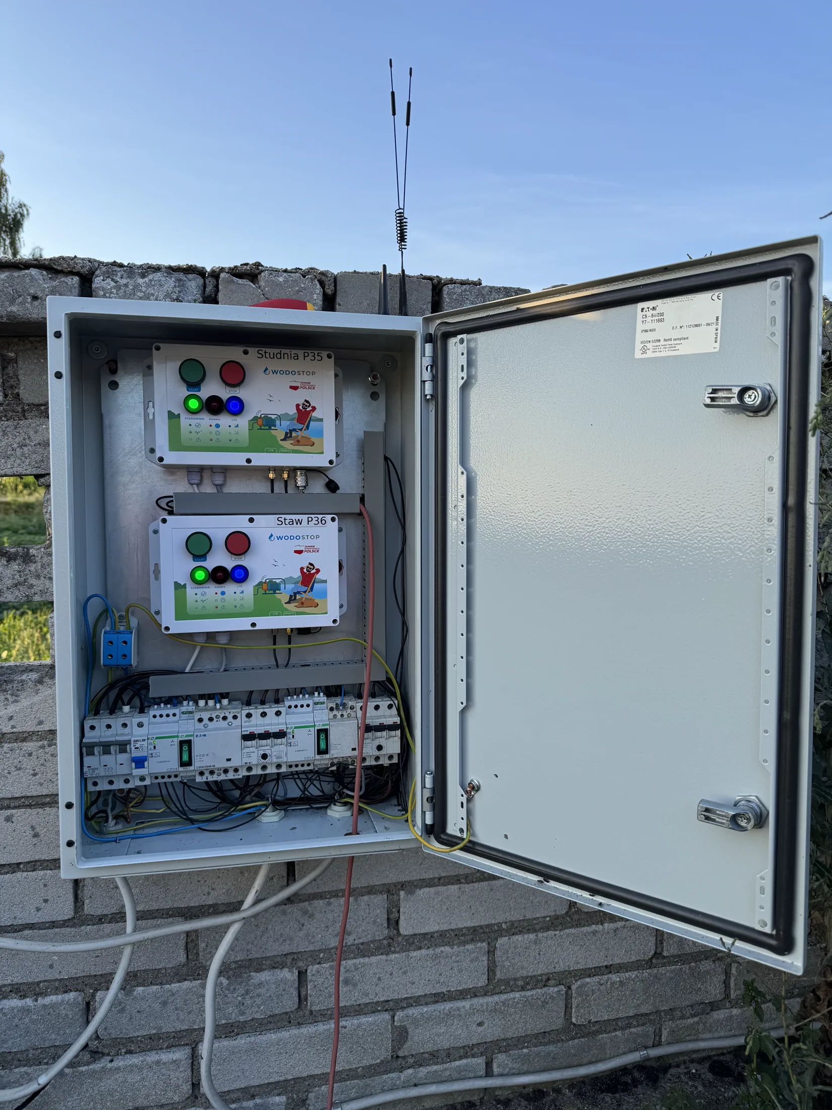Instalacja WODOSTOP w rozdzielnicy pompy — ujęcie 3